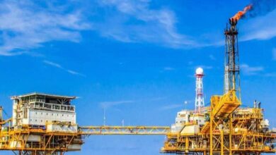 اسرائ-يل أوقفت ضخ الغاز الطبيعي إلى مصر اعتبارًا من السبت 28 فبراير 2026 لأجل غير مسمى، بعد التصعيد العسكري الأخير. اسرائ-يل أوقفت ضخ الغاز الطبيعي إلى مصر اعتبارًا من السبت 28 فبراير 2026 لأجل غير مسمى التوقف يشمل حوالي 1.1 مليار قدم مكعب يوميًا من حقلي تمار وليفياثان. مع تفعيل بند “القوة القاهرة” في العقود. في المقابل، مصر بدأت تنفيذ خطة طوارئ: ▪️ إعادة جدولة شحنات الغاز المسال ▪️ زيادة الاعتماد على المازوت لتشغيل محطات الكهرباء ▪️ تأكيد رسمي بعدم اللجوء لتخفيف الأحمال حاليًا الحكومة أكدت أن الإمدادات مؤمنة، وأن هناك استعدادات مسبقة لأي سيناريو طارئ. اسرائ-يل أوقفت ضخ الغاز الطبيعي إلى مصر اعتبارًا من السبت 28 فبراير 2026 لأجل غير مسمى