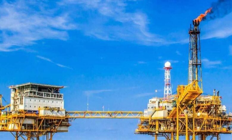 اسرائ-يل أوقفت ضخ الغاز الطبيعي إلى مصر اعتبارًا من السبت 28 فبراير 2026 لأجل غير مسمى، بعد التصعيد العسكري الأخير. اسرائ-يل أوقفت ضخ الغاز الطبيعي إلى مصر اعتبارًا من السبت 28 فبراير 2026 لأجل غير مسمى التوقف يشمل حوالي 1.1 مليار قدم مكعب يوميًا من حقلي تمار وليفياثان. مع تفعيل بند “القوة القاهرة” في العقود. في المقابل، مصر بدأت تنفيذ خطة طوارئ: ▪️ إعادة جدولة شحنات الغاز المسال ▪️ زيادة الاعتماد على المازوت لتشغيل محطات الكهرباء ▪️ تأكيد رسمي بعدم اللجوء لتخفيف الأحمال حاليًا الحكومة أكدت أن الإمدادات مؤمنة، وأن هناك استعدادات مسبقة لأي سيناريو طارئ. اسرائ-يل أوقفت ضخ الغاز الطبيعي إلى مصر اعتبارًا من السبت 28 فبراير 2026 لأجل غير مسمى