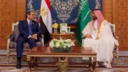 السيسي يستهل زيارته للسعودية بالعمرة ولقاء ولي العهد