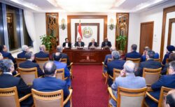 وزير الخارجية يجتمع بقيادات الوزارة ويؤكد أهمية مواصلة تطوير الأداء المؤسسي