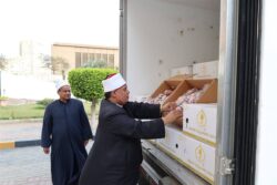 محافظ الجيزة يتسلم 4 أطنان لحوم من صكوك الإطعام للأسر الأولى بالرعاية