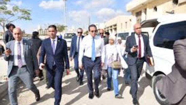 مصابو غزة يشكرون الرئيس السيسي خلال جولة وزير الصحة بمستشفى الشيخ زويد