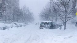 عاجل..الأسوأ منذ عقد بأمريكا.شلل بالمطارات وانقطاع للكهرباء بسبب العاصفة بليزارد.