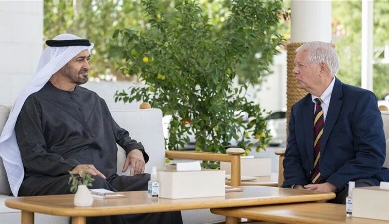بعد شائعات وفاته.. بن زايد يلتقي بالسيناتور الأمريكي جراهام في الإمارات