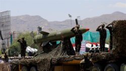 الحوثيون ينضمون لإيران ويبدأون هجمات صاروخية ومسيرات