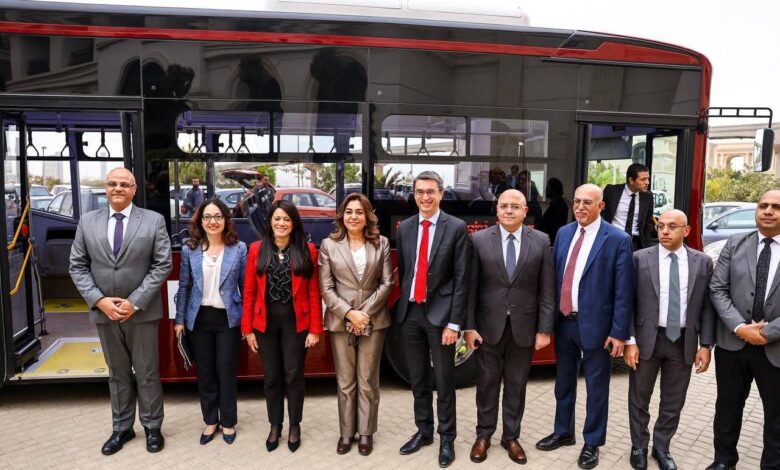 وزيرتا التنمية والتخطيط تشهدان التشغيل التجريبي لأحد الأتوبيسات الكهربائية ضمن مشروع توريد 100 أتوبيس .