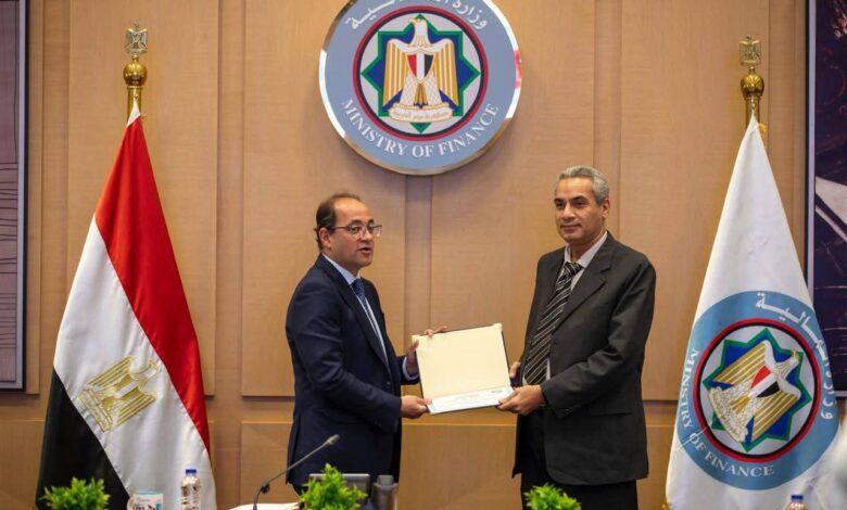 وزير المالية ومركز المعلومات يكرمان صاحب المبادرة المجتمعية الأعلى تقييما.