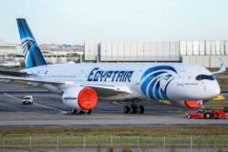 الرئيس السيسي يشاهد أحدث طائرة من أسطول مصر للطيران عقب عودته من أبوظبي