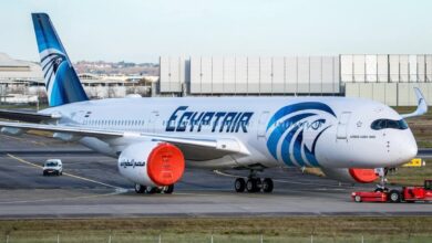 الرئيس السيسي يشاهد أحدث طائرة من أسطول مصر للطيران عقب عودته من أبوظبي