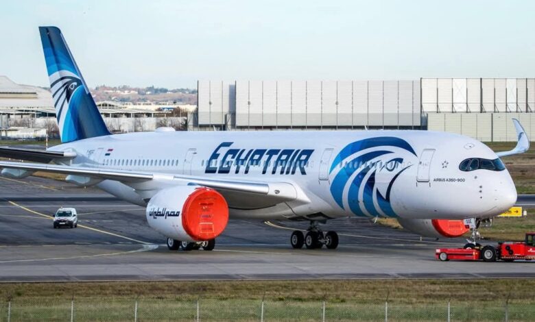 الرئيس السيسي يشاهد أحدث طائرة من أسطول مصر للطيران عقب عودته من أبوظبي