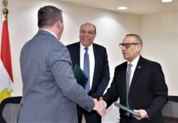 وزير الطيران المدني يلتقي وفد إدارة الطيران الفيدرالي الأمريكية (FAA)