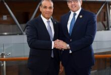 وزير الخارجية يلتقي مع الدكتور خالد العنانى مدير عام منظمة اليونسكو. وزير الخارجية يلتقي مع الدكتور خالد العنانى مدير عام منظمة اليونسكو. التقى د. بدر عبد العاطي وزير الخارجية والتعاون الدولي والمصريين بالخارج مع الدكتور خالد العناني المدير العام لمنظمة الأمم المتحدة للتربية والعلم والثقافة (اليونسكو) يوم الجمعة ١٣ فبراير، وذلك على هامش اجتماعات القمة الأفريقية. اعرب الوزير عبد العاطي خلال اللقاء عن التقدير للدور المحوري الذي تضطلع به منظمة اليونسكو في دعم التراث الثقافي والإنساني وتعزيز جودة التعليم وبناء القدرات، لاسيما في ظل التحديات المتزايدة التي يشهدها العالم. كما شدد على التزام مصر بمواصلة التعاون الوثيق مع المنظمة، انطلاقا من إيمانها بأهمية الاستثمار في التعليم والثقافة كركيزتين أساسيتين لتحقيق التنمية المستدامة. وتناول اللقاء سبل دعم المشروعات المشتركة في مجالات حماية التراث الثقافي، وتعزيز استخدام التكنولوجيا والابتكار في تطوير النظم التعليمية، فضلًا عن دعم برامج تمكين الشباب وبناء قدراتهم. كما تناول اللقاء الجهود الوطنية المبذولة للحفاظ على المواقع الأثرية والتراثية فى مصر، وتطوير البنية التحتية الثقافية، بما يعكس عمق الحضارة المصرية وإسهامها في التراث الإنساني. من جانبه، أعرب الدكتور خالد العنانى المدير العام لليونسكو عن تقديره للدور الذي تضطلع به مصر كشريك فاعل في دعم أجندة المنظمة، مشيدا بجهودها في مجالات التعليم والثقافة والعلوم، ومؤكدا حرص اليونسكو على تعزيز التعاون مع مصر في كافة المحاور ذات الاهتمام المشترك، وبما يسهم فى تحقيق أهداف التنمية المستدامة ٢٠٣٠، وترسيخ مبادئ الحوار بين الحضارات، وتعزيز فرص التعليم الشامل للجميع، ودعم قيم السلام والتفاهم على المستوى الإقليمي والدولي. وزير الخارجية يلتقي مع الدكتور خالد العنانى مدير عام منظمة اليونسكو.