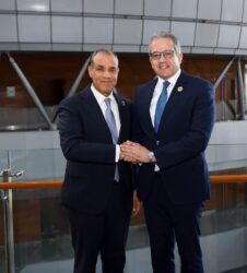 وزير الخارجية يلتقي مع الدكتور خالد العنانى مدير عام منظمة اليونسكو. وزير الخارجية يلتقي مع الدكتور خالد العنانى مدير عام منظمة اليونسكو. التقى د. بدر عبد العاطي وزير الخارجية والتعاون الدولي والمصريين بالخارج مع الدكتور خالد العناني المدير العام لمنظمة الأمم المتحدة للتربية والعلم والثقافة (اليونسكو) يوم الجمعة ١٣ فبراير، وذلك على هامش اجتماعات القمة الأفريقية. اعرب الوزير عبد العاطي خلال اللقاء عن التقدير للدور المحوري الذي تضطلع به منظمة اليونسكو في دعم التراث الثقافي والإنساني وتعزيز جودة التعليم وبناء القدرات، لاسيما في ظل التحديات المتزايدة التي يشهدها العالم. كما شدد على التزام مصر بمواصلة التعاون الوثيق مع المنظمة، انطلاقا من إيمانها بأهمية الاستثمار في التعليم والثقافة كركيزتين أساسيتين لتحقيق التنمية المستدامة. وتناول اللقاء سبل دعم المشروعات المشتركة في مجالات حماية التراث الثقافي، وتعزيز استخدام التكنولوجيا والابتكار في تطوير النظم التعليمية، فضلًا عن دعم برامج تمكين الشباب وبناء قدراتهم. كما تناول اللقاء الجهود الوطنية المبذولة للحفاظ على المواقع الأثرية والتراثية فى مصر، وتطوير البنية التحتية الثقافية، بما يعكس عمق الحضارة المصرية وإسهامها في التراث الإنساني. من جانبه، أعرب الدكتور خالد العنانى المدير العام لليونسكو عن تقديره للدور الذي تضطلع به مصر كشريك فاعل في دعم أجندة المنظمة، مشيدا بجهودها في مجالات التعليم والثقافة والعلوم، ومؤكدا حرص اليونسكو على تعزيز التعاون مع مصر في كافة المحاور ذات الاهتمام المشترك، وبما يسهم فى تحقيق أهداف التنمية المستدامة ٢٠٣٠، وترسيخ مبادئ الحوار بين الحضارات، وتعزيز فرص التعليم الشامل للجميع، ودعم قيم السلام والتفاهم على المستوى الإقليمي والدولي. وزير الخارجية يلتقي مع الدكتور خالد العنانى مدير عام منظمة اليونسكو.