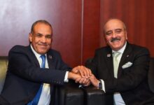 وزير الخارجية يلتقي نظيره التونسي على هامش اجتماعات قمة الاتحاد الإفريقي. وزير الخارجية يلتقي نظيره التونسي على هامش اجتماعات قمة الاتحاد الإفريقي. التقى د. بدر عبد العاطي وزير الخارجية والتعاون الدولي والمصريين بالخارج، يوم الاحد ١٥ فبراير، بالسيد محمد علي النفطي وزير الشئون الخارجية والهجرة والتونسيين بالخارج بالجمهورية التونسية الشقيقة، وذلك على هامش اجتماعات قمة الاتحاد الإفريقي. أكد الوزيران عمق الروابط الأخوية والعلاقات التاريخية التي تجمع بين مصر وتونس، والحرص المتبادل على مواصلة تطوير التعاون الثنائي في مختلف المجالات بما يحقق مصالح الشعبين الشقيقين ويعزز أطر التكامل والتنسيق العربي والأفريقي المشترك. وأشاد الوزير عبد العاطي في هذا الصدد بانعقاد الدورة الثامنة عشرة للجنة العليا المصرية-التونسية المشتركة بالقاهرة خلال الفترة من ٨ إلى ١١ سبتمبر ٢٠٢٥، وما أسفرت عنه من نتائج إيجابية، لاسيما في المجالات الاقتصادية والتجارية والاستثمارية، فضلاً عن انعقاد المنتدى الاقتصادي المشترك على هامشها، مؤكداً أهمية متابعة تنفيذ مخرجات اللجنة خلال المرحلة المقبلة والبناء عليها للدفع بالعلاقات الثنائية إلى آفاق أرحب. كما نوه وزير الخارجية بالزيارة التي قام بها إلى تونس يومي ٢٥ و٢٦ يناير ٢٠٢٦، وما شهدته من لقاءات بناءة عكست الإرادة السياسية المشتركة لتعزيز التنسيق والتشاور الثنائي على مختلف المستويات، وتوحيد الرؤى إزاء القضايا الثنائية والإقليمية والدولية. وتناول اللقاء مستجدات الأوضاع في ليبيا، حيث شدد الوزيران على أهمية الحفاظ على وحدة وسلامة الأراضي الليبية ودعم مؤسسات الدولة الوطنية، واتفقا على مواصلة التنسيق في إطار الآلية الثلاثية لدول الجوار مع الجزائر بما يهدف إلى توحيد المؤسسات الليبية، وخروج جميع القوات الأجنبية والمقاتلين الأجانب والمرتزقة، وتهيئة الظروف الملائمة لإجراء الانتخابات الرئاسية والبرلمانية بشكل متزامن. وتبادل الجانبان الرؤى حول عدد من القضايا الإقليمية محل الاهتمام المشترك، حيث أكدا ضرورة خفض التصعيد في المنطقة وتغليب الحلول السياسية والدبلوماسية لتسوية الأزمات، بما يسهم في تعزيز الأمن والاستقرار الإقليمي. كما شدد الوزيران على أهمية مواصلة التنسيق والتشاور داخل أطر الاتحاد الإفريقي بما يدعم جهود السلم والأمن والتنمية في القارة الإفريقية، ويعزز دور المؤسسات الإفريقية في التعامل مع التحديات الراهنة. وزير الخارجية يلتقي نظيره التونسي على هامش اجتماعات قمة الاتحاد الإفريقي.