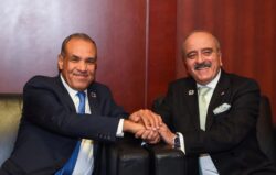 وزير الخارجية يلتقي نظيره التونسي على هامش اجتماعات قمة الاتحاد الإفريقي. وزير الخارجية يلتقي نظيره التونسي على هامش اجتماعات قمة الاتحاد الإفريقي. التقى د. بدر عبد العاطي وزير الخارجية والتعاون الدولي والمصريين بالخارج، يوم الاحد ١٥ فبراير، بالسيد محمد علي النفطي وزير الشئون الخارجية والهجرة والتونسيين بالخارج بالجمهورية التونسية الشقيقة، وذلك على هامش اجتماعات قمة الاتحاد الإفريقي. أكد الوزيران عمق الروابط الأخوية والعلاقات التاريخية التي تجمع بين مصر وتونس، والحرص المتبادل على مواصلة تطوير التعاون الثنائي في مختلف المجالات بما يحقق مصالح الشعبين الشقيقين ويعزز أطر التكامل والتنسيق العربي والأفريقي المشترك. وأشاد الوزير عبد العاطي في هذا الصدد بانعقاد الدورة الثامنة عشرة للجنة العليا المصرية-التونسية المشتركة بالقاهرة خلال الفترة من ٨ إلى ١١ سبتمبر ٢٠٢٥، وما أسفرت عنه من نتائج إيجابية، لاسيما في المجالات الاقتصادية والتجارية والاستثمارية، فضلاً عن انعقاد المنتدى الاقتصادي المشترك على هامشها، مؤكداً أهمية متابعة تنفيذ مخرجات اللجنة خلال المرحلة المقبلة والبناء عليها للدفع بالعلاقات الثنائية إلى آفاق أرحب. كما نوه وزير الخارجية بالزيارة التي قام بها إلى تونس يومي ٢٥ و٢٦ يناير ٢٠٢٦، وما شهدته من لقاءات بناءة عكست الإرادة السياسية المشتركة لتعزيز التنسيق والتشاور الثنائي على مختلف المستويات، وتوحيد الرؤى إزاء القضايا الثنائية والإقليمية والدولية. وتناول اللقاء مستجدات الأوضاع في ليبيا، حيث شدد الوزيران على أهمية الحفاظ على وحدة وسلامة الأراضي الليبية ودعم مؤسسات الدولة الوطنية، واتفقا على مواصلة التنسيق في إطار الآلية الثلاثية لدول الجوار مع الجزائر بما يهدف إلى توحيد المؤسسات الليبية، وخروج جميع القوات الأجنبية والمقاتلين الأجانب والمرتزقة، وتهيئة الظروف الملائمة لإجراء الانتخابات الرئاسية والبرلمانية بشكل متزامن. وتبادل الجانبان الرؤى حول عدد من القضايا الإقليمية محل الاهتمام المشترك، حيث أكدا ضرورة خفض التصعيد في المنطقة وتغليب الحلول السياسية والدبلوماسية لتسوية الأزمات، بما يسهم في تعزيز الأمن والاستقرار الإقليمي. كما شدد الوزيران على أهمية مواصلة التنسيق والتشاور داخل أطر الاتحاد الإفريقي بما يدعم جهود السلم والأمن والتنمية في القارة الإفريقية، ويعزز دور المؤسسات الإفريقية في التعامل مع التحديات الراهنة. وزير الخارجية يلتقي نظيره التونسي على هامش اجتماعات قمة الاتحاد الإفريقي.