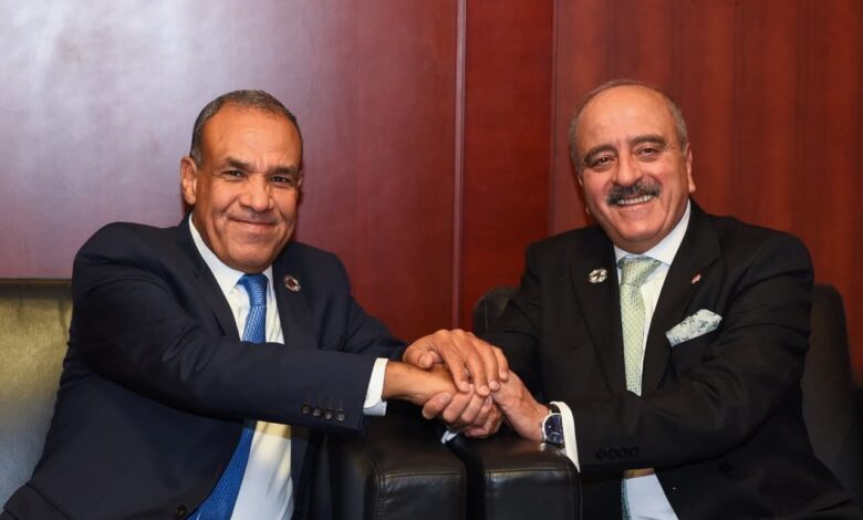 وزير الخارجية يلتقي نظيره التونسي على هامش اجتماعات قمة الاتحاد الإفريقي. وزير الخارجية يلتقي نظيره التونسي على هامش اجتماعات قمة الاتحاد الإفريقي. التقى د. بدر عبد العاطي وزير الخارجية والتعاون الدولي والمصريين بالخارج، يوم الاحد ١٥ فبراير، بالسيد محمد علي النفطي وزير الشئون الخارجية والهجرة والتونسيين بالخارج بالجمهورية التونسية الشقيقة، وذلك على هامش اجتماعات قمة الاتحاد الإفريقي. أكد الوزيران عمق الروابط الأخوية والعلاقات التاريخية التي تجمع بين مصر وتونس، والحرص المتبادل على مواصلة تطوير التعاون الثنائي في مختلف المجالات بما يحقق مصالح الشعبين الشقيقين ويعزز أطر التكامل والتنسيق العربي والأفريقي المشترك. وأشاد الوزير عبد العاطي في هذا الصدد بانعقاد الدورة الثامنة عشرة للجنة العليا المصرية-التونسية المشتركة بالقاهرة خلال الفترة من ٨ إلى ١١ سبتمبر ٢٠٢٥، وما أسفرت عنه من نتائج إيجابية، لاسيما في المجالات الاقتصادية والتجارية والاستثمارية، فضلاً عن انعقاد المنتدى الاقتصادي المشترك على هامشها، مؤكداً أهمية متابعة تنفيذ مخرجات اللجنة خلال المرحلة المقبلة والبناء عليها للدفع بالعلاقات الثنائية إلى آفاق أرحب. كما نوه وزير الخارجية بالزيارة التي قام بها إلى تونس يومي ٢٥ و٢٦ يناير ٢٠٢٦، وما شهدته من لقاءات بناءة عكست الإرادة السياسية المشتركة لتعزيز التنسيق والتشاور الثنائي على مختلف المستويات، وتوحيد الرؤى إزاء القضايا الثنائية والإقليمية والدولية. وتناول اللقاء مستجدات الأوضاع في ليبيا، حيث شدد الوزيران على أهمية الحفاظ على وحدة وسلامة الأراضي الليبية ودعم مؤسسات الدولة الوطنية، واتفقا على مواصلة التنسيق في إطار الآلية الثلاثية لدول الجوار مع الجزائر بما يهدف إلى توحيد المؤسسات الليبية، وخروج جميع القوات الأجنبية والمقاتلين الأجانب والمرتزقة، وتهيئة الظروف الملائمة لإجراء الانتخابات الرئاسية والبرلمانية بشكل متزامن. وتبادل الجانبان الرؤى حول عدد من القضايا الإقليمية محل الاهتمام المشترك، حيث أكدا ضرورة خفض التصعيد في المنطقة وتغليب الحلول السياسية والدبلوماسية لتسوية الأزمات، بما يسهم في تعزيز الأمن والاستقرار الإقليمي. كما شدد الوزيران على أهمية مواصلة التنسيق والتشاور داخل أطر الاتحاد الإفريقي بما يدعم جهود السلم والأمن والتنمية في القارة الإفريقية، ويعزز دور المؤسسات الإفريقية في التعامل مع التحديات الراهنة. وزير الخارجية يلتقي نظيره التونسي على هامش اجتماعات قمة الاتحاد الإفريقي.