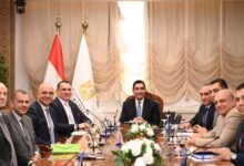 وزير الشباب والرياضة يناقش سبل تطوير منظومة الطب الرياضي. وزير الشباب والرياضة يناقش سبل تطوير منظومة الطب الرياضي. ▪︎جوهر نبيل: حماية الممارسين واللاعبين مسؤولية مشتركة وواجب وطني لتعزيز بيئة رياضية آمنة ومستدامة عقد وزير الشباب والرياضة جوهر نبيل، لقاءً موسعاً مع أحدي المؤسسات المتخصصة في تقديم الخدمات الطبية المتكاملة، وذلك لبحث سبل تطوير منظومة الطب الرياضي وتعزيز أوجه التعاون المشترك بين الجانبين. تناول اللقاء مناقشة آليات تحديث خدمات الطب الرياضي المقدمة للرياضيين بمختلف المراحل السنية، والعمل على إدخال أحدث التقنيات في مجالات التشخيص والعلاج والتأهيل، بما يسهم في الارتقاء بمستوى الرعاية الصحية للرياضيين وتوفير بيئة رياضية آمنة ومستدامة. وأكد وزير الشباب والرياضة أن حماية الممارسين واللاعبين مسؤولية مشتركة وواجب وطني لتعزيز بيئة رياضية آمنة ومستدامة، مشدداً على أهمية تكاتف جميع الأطراف المعنية، من اتحادات وأندية وأجهزة فنية وإدارية، لضمان تطبيق الضوابط الطبية والاحترازية، بما يحافظ على سلامة الرياضيين ويرسخ ثقافة الممارسة الآمنة في مختلف الألعاب والأنشطة. وأشار جوهر نبيل إلى أن أهمية تطوير منظومة الطب الرياضي باعتبارها أحد المحاور الأساسية لدعم الأبطال الرياضيين والحفاظ على جاهزيتهم البدنية، مشيرًا إلى حرص الوزارة على التعاون مع المؤسسات المتخصصة لتقديم خدمات طبية متكاملة وفقًا لأعلى المعايير الدولية. وزير الشباب والرياضة يناقش سبل تطوير منظومة الطب الرياضي.