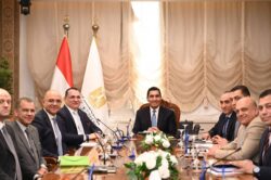 وزير الشباب والرياضة يناقش سبل تطوير منظومة الطب الرياضي.