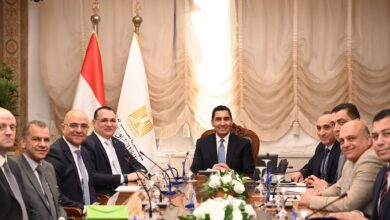 وزير الشباب والرياضة يناقش سبل تطوير منظومة الطب الرياضي. وزير الشباب والرياضة يناقش سبل تطوير منظومة الطب الرياضي. ▪︎جوهر نبيل: حماية الممارسين واللاعبين مسؤولية مشتركة وواجب وطني لتعزيز بيئة رياضية آمنة ومستدامة عقد وزير الشباب والرياضة جوهر نبيل، لقاءً موسعاً مع أحدي المؤسسات المتخصصة في تقديم الخدمات الطبية المتكاملة، وذلك لبحث سبل تطوير منظومة الطب الرياضي وتعزيز أوجه التعاون المشترك بين الجانبين. تناول اللقاء مناقشة آليات تحديث خدمات الطب الرياضي المقدمة للرياضيين بمختلف المراحل السنية، والعمل على إدخال أحدث التقنيات في مجالات التشخيص والعلاج والتأهيل، بما يسهم في الارتقاء بمستوى الرعاية الصحية للرياضيين وتوفير بيئة رياضية آمنة ومستدامة. وأكد وزير الشباب والرياضة أن حماية الممارسين واللاعبين مسؤولية مشتركة وواجب وطني لتعزيز بيئة رياضية آمنة ومستدامة، مشدداً على أهمية تكاتف جميع الأطراف المعنية، من اتحادات وأندية وأجهزة فنية وإدارية، لضمان تطبيق الضوابط الطبية والاحترازية، بما يحافظ على سلامة الرياضيين ويرسخ ثقافة الممارسة الآمنة في مختلف الألعاب والأنشطة. وأشار جوهر نبيل إلى أن أهمية تطوير منظومة الطب الرياضي باعتبارها أحد المحاور الأساسية لدعم الأبطال الرياضيين والحفاظ على جاهزيتهم البدنية، مشيرًا إلى حرص الوزارة على التعاون مع المؤسسات المتخصصة لتقديم خدمات طبية متكاملة وفقًا لأعلى المعايير الدولية. وزير الشباب والرياضة يناقش سبل تطوير منظومة الطب الرياضي.