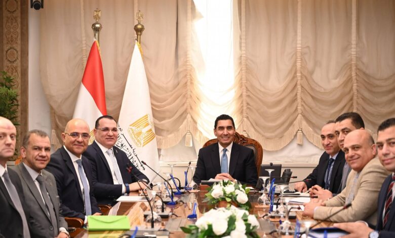 وزير الشباب والرياضة يناقش سبل تطوير منظومة الطب الرياضي. وزير الشباب والرياضة يناقش سبل تطوير منظومة الطب الرياضي. ▪︎جوهر نبيل: حماية الممارسين واللاعبين مسؤولية مشتركة وواجب وطني لتعزيز بيئة رياضية آمنة ومستدامة عقد وزير الشباب والرياضة جوهر نبيل، لقاءً موسعاً مع أحدي المؤسسات المتخصصة في تقديم الخدمات الطبية المتكاملة، وذلك لبحث سبل تطوير منظومة الطب الرياضي وتعزيز أوجه التعاون المشترك بين الجانبين. تناول اللقاء مناقشة آليات تحديث خدمات الطب الرياضي المقدمة للرياضيين بمختلف المراحل السنية، والعمل على إدخال أحدث التقنيات في مجالات التشخيص والعلاج والتأهيل، بما يسهم في الارتقاء بمستوى الرعاية الصحية للرياضيين وتوفير بيئة رياضية آمنة ومستدامة. وأكد وزير الشباب والرياضة أن حماية الممارسين واللاعبين مسؤولية مشتركة وواجب وطني لتعزيز بيئة رياضية آمنة ومستدامة، مشدداً على أهمية تكاتف جميع الأطراف المعنية، من اتحادات وأندية وأجهزة فنية وإدارية، لضمان تطبيق الضوابط الطبية والاحترازية، بما يحافظ على سلامة الرياضيين ويرسخ ثقافة الممارسة الآمنة في مختلف الألعاب والأنشطة. وأشار جوهر نبيل إلى أن أهمية تطوير منظومة الطب الرياضي باعتبارها أحد المحاور الأساسية لدعم الأبطال الرياضيين والحفاظ على جاهزيتهم البدنية، مشيرًا إلى حرص الوزارة على التعاون مع المؤسسات المتخصصة لتقديم خدمات طبية متكاملة وفقًا لأعلى المعايير الدولية. وزير الشباب والرياضة يناقش سبل تطوير منظومة الطب الرياضي.