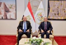 وزير العدل يستقبل رئيس مجلس القضاء الأعلى لتهنئته بتولي مهام منصبه. وزير العدل يستقبل رئيس مجلس القضاء الأعلى لتهنئته بتولي مهام منصبه. استقبل اليوم الاثنين الموافق 16/2/2026، المستشار/ محمود الشريف وزير العدل، بديوان عام وزارة العدل بالعاصمة الجديدة، المستشار/ عاصم الغايش رئيس محكمة النقض رئيس مجلس القضاء الأعلى، والسادة المستشارين أعضاء المجلس؛ وذلك لتقديم التهنئة بمناسبة تولي السيد الوزير مهام منصبه، وذلك بحضور مساعد أول الوزير، وعددٍ من مساعدي الوزير. وفي مستهل اللقاء، رحّب وزير العدل بالسادة رئيس وأعضاء مجلس القضاء الأعلى، مُعربًا عن بالغ تقديره وامتنانه لهذه الزيارة الكريمة التي تعكس روح التعاون بين سلطات الدولة ومؤسساتها وتسهم في ترسيخ دعائم العدالة . وخلال اللقاء، أعرب رئيس مجلس القضاء الأعلى عن خالص تهانيه وصادق تمنياته للسيد المستشار وزير العدل ، بدوام التوفيق والسداد، مُثمنًا الدور الذي تضطلع به الوزارة في دعم وتطوير منظومة التقاضي. وفي ختام اللقاء، أكد وزير العدل حرصه على استمرار التعاون مع مجلس القضاء الأعلى؛ دعمًا لكفاءة المنظومة القضائية، وارتقاءً بأدائها، وتطويرًا لآليات العمل بها، على نحوٍ يصون الحقوق ويُعلي سيادة القانون. وزير العدل يستقبل رئيس مجلس القضاء الأعلى لتهنئته بتولي مهام منصبه.