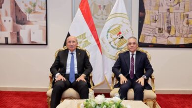 وزير العدل يستقبل رئيس مجلس القضاء الأعلى لتهنئته بتولي مهام منصبه. وزير العدل يستقبل رئيس مجلس القضاء الأعلى لتهنئته بتولي مهام منصبه. استقبل اليوم الاثنين الموافق 16/2/2026، المستشار/ محمود الشريف وزير العدل، بديوان عام وزارة العدل بالعاصمة الجديدة، المستشار/ عاصم الغايش رئيس محكمة النقض رئيس مجلس القضاء الأعلى، والسادة المستشارين أعضاء المجلس؛ وذلك لتقديم التهنئة بمناسبة تولي السيد الوزير مهام منصبه، وذلك بحضور مساعد أول الوزير، وعددٍ من مساعدي الوزير. وفي مستهل اللقاء، رحّب وزير العدل بالسادة رئيس وأعضاء مجلس القضاء الأعلى، مُعربًا عن بالغ تقديره وامتنانه لهذه الزيارة الكريمة التي تعكس روح التعاون بين سلطات الدولة ومؤسساتها وتسهم في ترسيخ دعائم العدالة . وخلال اللقاء، أعرب رئيس مجلس القضاء الأعلى عن خالص تهانيه وصادق تمنياته للسيد المستشار وزير العدل ، بدوام التوفيق والسداد، مُثمنًا الدور الذي تضطلع به الوزارة في دعم وتطوير منظومة التقاضي. وفي ختام اللقاء، أكد وزير العدل حرصه على استمرار التعاون مع مجلس القضاء الأعلى؛ دعمًا لكفاءة المنظومة القضائية، وارتقاءً بأدائها، وتطويرًا لآليات العمل بها، على نحوٍ يصون الحقوق ويُعلي سيادة القانون. وزير العدل يستقبل رئيس مجلس القضاء الأعلى لتهنئته بتولي مهام منصبه.