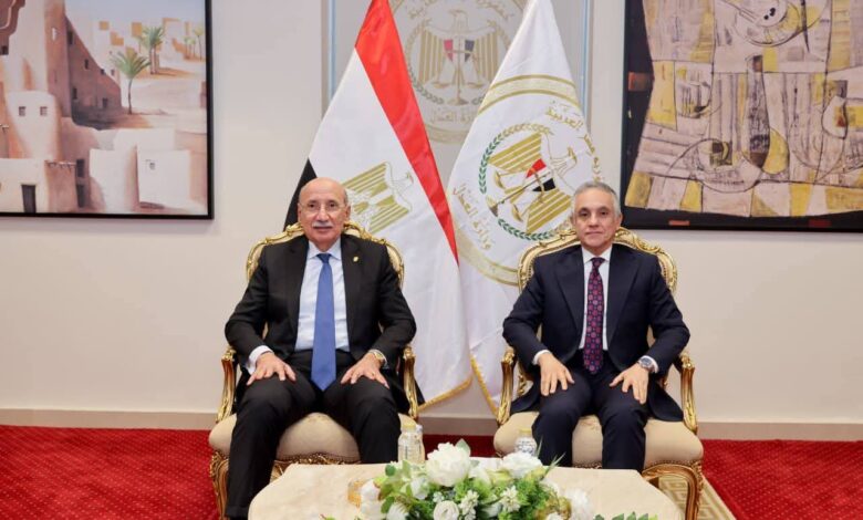 وزير العدل يستقبل رئيس مجلس القضاء الأعلى لتهنئته بتولي مهام منصبه. وزير العدل يستقبل رئيس مجلس القضاء الأعلى لتهنئته بتولي مهام منصبه. استقبل اليوم الاثنين الموافق 16/2/2026، المستشار/ محمود الشريف وزير العدل، بديوان عام وزارة العدل بالعاصمة الجديدة، المستشار/ عاصم الغايش رئيس محكمة النقض رئيس مجلس القضاء الأعلى، والسادة المستشارين أعضاء المجلس؛ وذلك لتقديم التهنئة بمناسبة تولي السيد الوزير مهام منصبه، وذلك بحضور مساعد أول الوزير، وعددٍ من مساعدي الوزير. وفي مستهل اللقاء، رحّب وزير العدل بالسادة رئيس وأعضاء مجلس القضاء الأعلى، مُعربًا عن بالغ تقديره وامتنانه لهذه الزيارة الكريمة التي تعكس روح التعاون بين سلطات الدولة ومؤسساتها وتسهم في ترسيخ دعائم العدالة . وخلال اللقاء، أعرب رئيس مجلس القضاء الأعلى عن خالص تهانيه وصادق تمنياته للسيد المستشار وزير العدل ، بدوام التوفيق والسداد، مُثمنًا الدور الذي تضطلع به الوزارة في دعم وتطوير منظومة التقاضي. وفي ختام اللقاء، أكد وزير العدل حرصه على استمرار التعاون مع مجلس القضاء الأعلى؛ دعمًا لكفاءة المنظومة القضائية، وارتقاءً بأدائها، وتطويرًا لآليات العمل بها، على نحوٍ يصون الحقوق ويُعلي سيادة القانون. وزير العدل يستقبل رئيس مجلس القضاء الأعلى لتهنئته بتولي مهام منصبه.