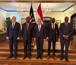 وزير الخارجية يجتمع مع عدد من الوزراء الكينيين لتعزيز الشراكة الاقتصادية والتعاون.