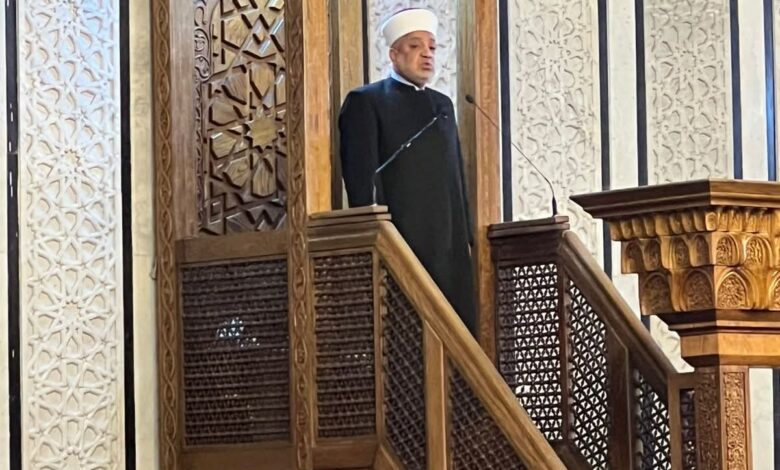 مفتي الديار المصرية يؤدي أول جمعة رمضان في الأردن