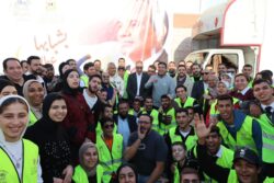 «روح التطوع بدعم وزارة الشباب».. محافظ الجيزة يشارك الشباب في توزيع الخير لـ10 محافظات