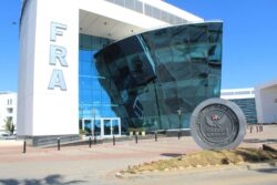 الرقابة المالية تُلزم شركات التخصيم بالاستعلام عن الفواتير قبل منح التمويل عبر المنظومة الإلكترونية الموحدة
الرقابة المالية تُلزم شركات التخصيم بالاستعلام عن الفواتير قبل منح التمويل. 

ألزمت الهيئة العامة للرقابة المالية شركات التخصيم بالاستعلام عن الفواتير محل التخصيم من خلال المنظومة الإلكترونية المحددة من قبل الهيئة، وذلك في إطار تعزيز كفاءة سوق الأنشطة المالية غير المصرفية، ورفع مستويات الحوكمة والشفافية، والحد من مخاطر ازدواج التمويل.

وكانت الهيئة قد أطلقت في مطلع فبراير الجاري نظامًا رقميًا لنشاط التخصيم عبر بوابتها الإلكترونية بالشراكة مع شركة إي فاينانس. ويتيح النظام في مرحلته الأولى لشركات التخصيم الاستعلام إلكترونيًا عن الفواتير والتحقق مما إذا كانت ممولة مسبقًا، من خلال الربط مع الجهات ذات الصلة، وفي مقدمتها وزارة المالية ومصلحة الضرائب.

وجاء القرار رقم 51 لسنة 2026 الصادر عن اجتماع مجلس إدارة الهيئة المنعقد بتاريخ 9 فبراير 2026، برئاسة الدكتور محمد فريد، وذلك قبل تكليفه وزيرًا للاستثمار والتجارة الخارجية، بهدف التأكد من عدم وجود أكثر من عملية تخصيم لذات الحق (الفاتورة)، مع إتاحة إمكانية تجميد الفواتير على المنظومة الإلكترونية لصالح شركة التخصيم طوال مدة سريان العقد.

يٌعرف التخصيم بأنه أداة تمويل قصير الأجل تبيع بموجبها الشركات فواتيرها أو مستحقاتها المالية الآجلة لطرف ثالث (شركة التخصيم) للحصول على سيولة نقدية فورية. وتتضمن عملية التخصيم ثلاثة أطراف وهم البائع والمدين (عميل الشركة) والمخصم (شركة التخصيم).

كما ألزم القرار الشركات بتضمين العقد المبرم مع البائع نصًا يفيد إشهار حق الضمان المقرر على التمويل الممنوح بسجل الضمانات المنقولة، وذلك وفقًا لأحكام القانون رقم 115 لسنة 2015 بشأن تنظيم الضمانات المنقولة، بما يكفل حماية حقوق الجهات الممولة وتعزيز المراكز القانونية للأطراف المتعاقدة.

ومن المقرر أن تشهد المرحلة الثانية من المنظومة الإلكترونية الموحدة التحول الكامل لعملية التخصيم رقميًا، بدءًا من التحقق من الفواتير وحتى سداد المستحقات، بما يسهم في اختصار الوقت والإجراءات وخفض التكلفة التشغيلية.

ونص القرار على نشره في الوقائع المصرية وعلى الموقع الإلكتروني للهيئة، على أن يُعمل به اعتبارًا من اليوم التالي لتاريخ نشره، بما يضمن إتاحة الوقت الكافي للشركات لتوفيق أوضاعها وفقًا للضوابط الجديدة.

الرقابة المالية تُلزم شركات التخصيم بالاستعلام عن الفواتير قبل منح التمويل. 