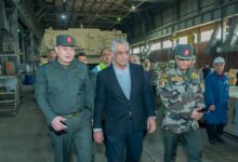 وزير الإنتاج الحربي يتفقد مصنعي 200 و100 ويؤكد: تعميق التصنيع المحلي.