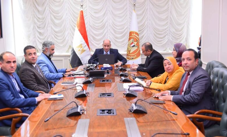 وزير العمل يعقد اجتماعًا مع محافظات القاهرة والجيزة والقليوبية والشرقية.