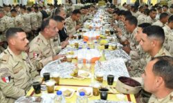 وزير الدفاع يشارك عددًا من مقاتلي القوات المسلحة تناول وجبة الإفطار