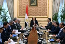 رئيس الوزراء يعقد اجتماعاً لمتابعة موقف توافر مختلف السلع الاستراتيجية. رئيس الوزراء يعقد اجتماعاً لمتابعة موقف توافر مختلف السلع الاستراتيجية. عقد اليوم الدكتور مصطفى مدبولي، رئيس مجلس الوزراء، اجتماعاً؛ لمتابعة موقف توافر مختلف السلع الاستراتيجية، بحضور الدكتور حسين عيسي، نائب رئيس مجلس الوزراء للشئون الاقتصادية، والدكتور شريف فاروق، وزير التموين والتجارة الداخلية، والمهندس كريم بدوي، وزير البترول والثروة المعدنية، والفريق/ أسامة ربيع، رئيس هيئة قناة السويس، والدكتور بهاء الغنام، المدير التنفيذي لجهاز مستقبل مصر للتنمية المستدامة، والسيد/ محمد أبو موسى، مساعد محافظ البنك المركزي المصري، والسيد/ علي السيسي، مساعد وزير المالية لشئون الموازنة العامة، والسيد/ وليد عبد الله، رئيس قطاع الموازنة العامة بوزارة المالية. وأكد الدكتور مصطفى مدبولي أن هذا الاجتماع يأتي اتصالاً بحرص الحكومة الدائم على الوقوف على توافر الأرصدة الكافية من مختلف السلع الاستراتيجية، تنفيذاً لتكليفات فخامة السيد الرئيس عبد الفتاح السيسي، رئيس الجمهورية، الدائمة في هذا الشأن، انطلاقاً من حرص الدولة على السعي لتلبية مختلف احتياجات المواطنين والأنشطة والقطاعات المختلفة. وصرح المستشار محمد الحمصاني، المتحدث الرسمي باسم رئاسة مجلس الوزراء، بأن الاجتماع شهد استعراض موقف الاحتياطيات الاستراتيجية من السلع الغذائية الرئيسية، بشكل مفصل، والذي عكس وجود أرصدة آمنة منها، وكذا الخطط الجارية لتوفير هذه السلع المهمة مستقبلاً وضخها بالأسواق، وذلك في إطار حرص الدولة على تعزيز الأمن الغذائي. وأضاف المتحدث الرسمي أن الاجتماع تناول أيضاً الاطلاع على موقف الأرصدة الاستراتيجية من المواد البترولية لمختلف الاستخدامات، والتي عكست مستويات آمنة، والتعرف على الخطط المستقبلية لتوفيرها، ضمن مساعي الدولة لاستقرار الأسواق واستدامة ضخ هذه المنتجات الأساسية لكافة القطاعات الانتاجية والخدمية، وكذا احتياجات المواطنين. وفي هذا الإطار، تم التأكيد على دور البنك المركزي في توافر الموارد المالية اللازمة لتأمين احتياجات البلاد من مختلف السلع والمواد البترولية، وخاصة خلال شهر رمضان الفضيل، وكذلك الدور الذي تقوم به وزارة التموين والتجارة الداخلية، بالتعاون مع جهاز مستقبل مصر للتنمية المستدامة في تأمين احتياجات البلاد من السلع الاستراتيجية، وضمان توافرها بمختلف الأسواق والمنافذ. وخلال الاجتماع، شدد رئيس مجلس الوزراء على ضرورة الحرص على بذل المزيد من الجهود من أجهزة الدولة بالتعاون مع الأجهزة الرقابية المختلفة؛ بهدف المتابعة الميدانية الدائمة للأسواق، للتأكد من استدامة توافر السلع بالكميات اللازمة والمعايير المطلوبة واستقرار الأسعار وعدم زيادتها بشكل غير مبرر، والتصدي لأية ممارسات احتكارية أو زيادات غير مبررة في الأسعار. وعرض وزير التموين والتجارة الداخلية الجهود التي تبذلها الوزارة لتأمين مخزون استراتيجي كافٍ من السلع الأساسية، وفي مقدمتها السكر والزيت والمكرونة والأرز، مع استمرار المتابعة اليومية لحركة تداول السلع على مستوى الجمهورية لضمان استقرار الإمدادات، مؤكدا أن المتابعة الدقيقة لتوافر السلع واستقرار الأسواق تأتي تنفيذًا لتوجيهات القيادة السياسية التي تولي اهتمامًا كبيرًا بتلبية احتياجات المواطنين وخاصة خلال شهر رمضان المعظم. فيما أكد وزير البترول والثروة المعدنية وضع تأمين احتياجات البلاد من الوقود والغاز الطبيعي كأولوية قصوى، عبر زيادة الإنتاج المحلي واستخدام حوافز جديدة للشركاء، مع تعزيز البنية التحتية لتلقي الغاز المسال لضمان استقرار الإمدادات، خاصة لقطاعي الكهرباء والصناعة، وفي ضوء ذلك عرض الوزير موقف سفن التغييز والشحنات القادمة من الغاز، وكذا موقف مختلف المواد البترولية، لسد حاجة الاستهلاك المحلي. رئيس الوزراء يعقد اجتماعاً لمتابعة موقف توافر مختلف السلع الاستراتيجية.