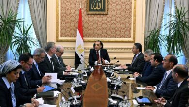 رئيس الوزراء يعقد اجتماعاً لمتابعة موقف توافر مختلف السلع الاستراتيجية. رئيس الوزراء يعقد اجتماعاً لمتابعة موقف توافر مختلف السلع الاستراتيجية. عقد اليوم الدكتور مصطفى مدبولي، رئيس مجلس الوزراء، اجتماعاً؛ لمتابعة موقف توافر مختلف السلع الاستراتيجية، بحضور الدكتور حسين عيسي، نائب رئيس مجلس الوزراء للشئون الاقتصادية، والدكتور شريف فاروق، وزير التموين والتجارة الداخلية، والمهندس كريم بدوي، وزير البترول والثروة المعدنية، والفريق/ أسامة ربيع، رئيس هيئة قناة السويس، والدكتور بهاء الغنام، المدير التنفيذي لجهاز مستقبل مصر للتنمية المستدامة، والسيد/ محمد أبو موسى، مساعد محافظ البنك المركزي المصري، والسيد/ علي السيسي، مساعد وزير المالية لشئون الموازنة العامة، والسيد/ وليد عبد الله، رئيس قطاع الموازنة العامة بوزارة المالية. وأكد الدكتور مصطفى مدبولي أن هذا الاجتماع يأتي اتصالاً بحرص الحكومة الدائم على الوقوف على توافر الأرصدة الكافية من مختلف السلع الاستراتيجية، تنفيذاً لتكليفات فخامة السيد الرئيس عبد الفتاح السيسي، رئيس الجمهورية، الدائمة في هذا الشأن، انطلاقاً من حرص الدولة على السعي لتلبية مختلف احتياجات المواطنين والأنشطة والقطاعات المختلفة. وصرح المستشار محمد الحمصاني، المتحدث الرسمي باسم رئاسة مجلس الوزراء، بأن الاجتماع شهد استعراض موقف الاحتياطيات الاستراتيجية من السلع الغذائية الرئيسية، بشكل مفصل، والذي عكس وجود أرصدة آمنة منها، وكذا الخطط الجارية لتوفير هذه السلع المهمة مستقبلاً وضخها بالأسواق، وذلك في إطار حرص الدولة على تعزيز الأمن الغذائي. وأضاف المتحدث الرسمي أن الاجتماع تناول أيضاً الاطلاع على موقف الأرصدة الاستراتيجية من المواد البترولية لمختلف الاستخدامات، والتي عكست مستويات آمنة، والتعرف على الخطط المستقبلية لتوفيرها، ضمن مساعي الدولة لاستقرار الأسواق واستدامة ضخ هذه المنتجات الأساسية لكافة القطاعات الانتاجية والخدمية، وكذا احتياجات المواطنين. وفي هذا الإطار، تم التأكيد على دور البنك المركزي في توافر الموارد المالية اللازمة لتأمين احتياجات البلاد من مختلف السلع والمواد البترولية، وخاصة خلال شهر رمضان الفضيل، وكذلك الدور الذي تقوم به وزارة التموين والتجارة الداخلية، بالتعاون مع جهاز مستقبل مصر للتنمية المستدامة في تأمين احتياجات البلاد من السلع الاستراتيجية، وضمان توافرها بمختلف الأسواق والمنافذ. وخلال الاجتماع، شدد رئيس مجلس الوزراء على ضرورة الحرص على بذل المزيد من الجهود من أجهزة الدولة بالتعاون مع الأجهزة الرقابية المختلفة؛ بهدف المتابعة الميدانية الدائمة للأسواق، للتأكد من استدامة توافر السلع بالكميات اللازمة والمعايير المطلوبة واستقرار الأسعار وعدم زيادتها بشكل غير مبرر، والتصدي لأية ممارسات احتكارية أو زيادات غير مبررة في الأسعار. وعرض وزير التموين والتجارة الداخلية الجهود التي تبذلها الوزارة لتأمين مخزون استراتيجي كافٍ من السلع الأساسية، وفي مقدمتها السكر والزيت والمكرونة والأرز، مع استمرار المتابعة اليومية لحركة تداول السلع على مستوى الجمهورية لضمان استقرار الإمدادات، مؤكدا أن المتابعة الدقيقة لتوافر السلع واستقرار الأسواق تأتي تنفيذًا لتوجيهات القيادة السياسية التي تولي اهتمامًا كبيرًا بتلبية احتياجات المواطنين وخاصة خلال شهر رمضان المعظم. فيما أكد وزير البترول والثروة المعدنية وضع تأمين احتياجات البلاد من الوقود والغاز الطبيعي كأولوية قصوى، عبر زيادة الإنتاج المحلي واستخدام حوافز جديدة للشركاء، مع تعزيز البنية التحتية لتلقي الغاز المسال لضمان استقرار الإمدادات، خاصة لقطاعي الكهرباء والصناعة، وفي ضوء ذلك عرض الوزير موقف سفن التغييز والشحنات القادمة من الغاز، وكذا موقف مختلف المواد البترولية، لسد حاجة الاستهلاك المحلي. رئيس الوزراء يعقد اجتماعاً لمتابعة موقف توافر مختلف السلع الاستراتيجية.