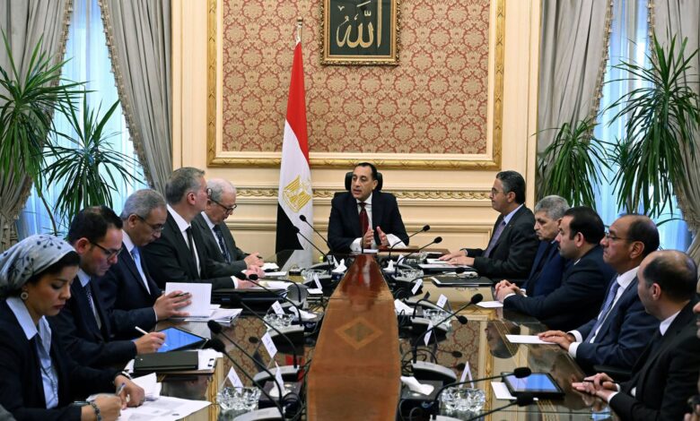 رئيس الوزراء يعقد اجتماعاً لمتابعة موقف توافر مختلف السلع الاستراتيجية. رئيس الوزراء يعقد اجتماعاً لمتابعة موقف توافر مختلف السلع الاستراتيجية. عقد اليوم الدكتور مصطفى مدبولي، رئيس مجلس الوزراء، اجتماعاً؛ لمتابعة موقف توافر مختلف السلع الاستراتيجية، بحضور الدكتور حسين عيسي، نائب رئيس مجلس الوزراء للشئون الاقتصادية، والدكتور شريف فاروق، وزير التموين والتجارة الداخلية، والمهندس كريم بدوي، وزير البترول والثروة المعدنية، والفريق/ أسامة ربيع، رئيس هيئة قناة السويس، والدكتور بهاء الغنام، المدير التنفيذي لجهاز مستقبل مصر للتنمية المستدامة، والسيد/ محمد أبو موسى، مساعد محافظ البنك المركزي المصري، والسيد/ علي السيسي، مساعد وزير المالية لشئون الموازنة العامة، والسيد/ وليد عبد الله، رئيس قطاع الموازنة العامة بوزارة المالية. وأكد الدكتور مصطفى مدبولي أن هذا الاجتماع يأتي اتصالاً بحرص الحكومة الدائم على الوقوف على توافر الأرصدة الكافية من مختلف السلع الاستراتيجية، تنفيذاً لتكليفات فخامة السيد الرئيس عبد الفتاح السيسي، رئيس الجمهورية، الدائمة في هذا الشأن، انطلاقاً من حرص الدولة على السعي لتلبية مختلف احتياجات المواطنين والأنشطة والقطاعات المختلفة. وصرح المستشار محمد الحمصاني، المتحدث الرسمي باسم رئاسة مجلس الوزراء، بأن الاجتماع شهد استعراض موقف الاحتياطيات الاستراتيجية من السلع الغذائية الرئيسية، بشكل مفصل، والذي عكس وجود أرصدة آمنة منها، وكذا الخطط الجارية لتوفير هذه السلع المهمة مستقبلاً وضخها بالأسواق، وذلك في إطار حرص الدولة على تعزيز الأمن الغذائي. وأضاف المتحدث الرسمي أن الاجتماع تناول أيضاً الاطلاع على موقف الأرصدة الاستراتيجية من المواد البترولية لمختلف الاستخدامات، والتي عكست مستويات آمنة، والتعرف على الخطط المستقبلية لتوفيرها، ضمن مساعي الدولة لاستقرار الأسواق واستدامة ضخ هذه المنتجات الأساسية لكافة القطاعات الانتاجية والخدمية، وكذا احتياجات المواطنين. وفي هذا الإطار، تم التأكيد على دور البنك المركزي في توافر الموارد المالية اللازمة لتأمين احتياجات البلاد من مختلف السلع والمواد البترولية، وخاصة خلال شهر رمضان الفضيل، وكذلك الدور الذي تقوم به وزارة التموين والتجارة الداخلية، بالتعاون مع جهاز مستقبل مصر للتنمية المستدامة في تأمين احتياجات البلاد من السلع الاستراتيجية، وضمان توافرها بمختلف الأسواق والمنافذ. وخلال الاجتماع، شدد رئيس مجلس الوزراء على ضرورة الحرص على بذل المزيد من الجهود من أجهزة الدولة بالتعاون مع الأجهزة الرقابية المختلفة؛ بهدف المتابعة الميدانية الدائمة للأسواق، للتأكد من استدامة توافر السلع بالكميات اللازمة والمعايير المطلوبة واستقرار الأسعار وعدم زيادتها بشكل غير مبرر، والتصدي لأية ممارسات احتكارية أو زيادات غير مبررة في الأسعار. وعرض وزير التموين والتجارة الداخلية الجهود التي تبذلها الوزارة لتأمين مخزون استراتيجي كافٍ من السلع الأساسية، وفي مقدمتها السكر والزيت والمكرونة والأرز، مع استمرار المتابعة اليومية لحركة تداول السلع على مستوى الجمهورية لضمان استقرار الإمدادات، مؤكدا أن المتابعة الدقيقة لتوافر السلع واستقرار الأسواق تأتي تنفيذًا لتوجيهات القيادة السياسية التي تولي اهتمامًا كبيرًا بتلبية احتياجات المواطنين وخاصة خلال شهر رمضان المعظم. فيما أكد وزير البترول والثروة المعدنية وضع تأمين احتياجات البلاد من الوقود والغاز الطبيعي كأولوية قصوى، عبر زيادة الإنتاج المحلي واستخدام حوافز جديدة للشركاء، مع تعزيز البنية التحتية لتلقي الغاز المسال لضمان استقرار الإمدادات، خاصة لقطاعي الكهرباء والصناعة، وفي ضوء ذلك عرض الوزير موقف سفن التغييز والشحنات القادمة من الغاز، وكذا موقف مختلف المواد البترولية، لسد حاجة الاستهلاك المحلي. رئيس الوزراء يعقد اجتماعاً لمتابعة موقف توافر مختلف السلع الاستراتيجية.