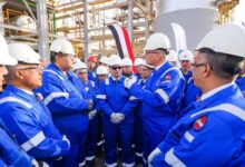 وزير البترول يتفقد الوحدات الإنتاجية لشركة القاهرة لتكرير البترول ويجري حوارًا مع العاملين.