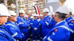 وزير البترول يتفقد الوحدات الإنتاجية لشركة القاهرة لتكرير البترول ويجري حوارًا مع العاملين.