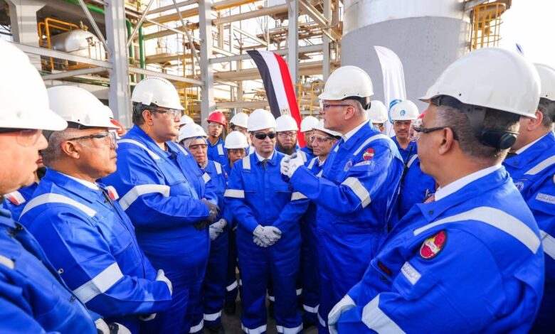 وزير البترول يتفقد الوحدات الإنتاجية لشركة القاهرة لتكرير البترول ويجري حوارًا مع العاملين.
