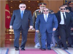 أردوغان يهدي الرئيس السيسي سيارة كهربائية خلال زيارته إلى مصر