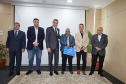 محافظ السويس يكرم وكيل وزارة الأوقاف وعددًا من العاملين المتميزين بحي فيصل