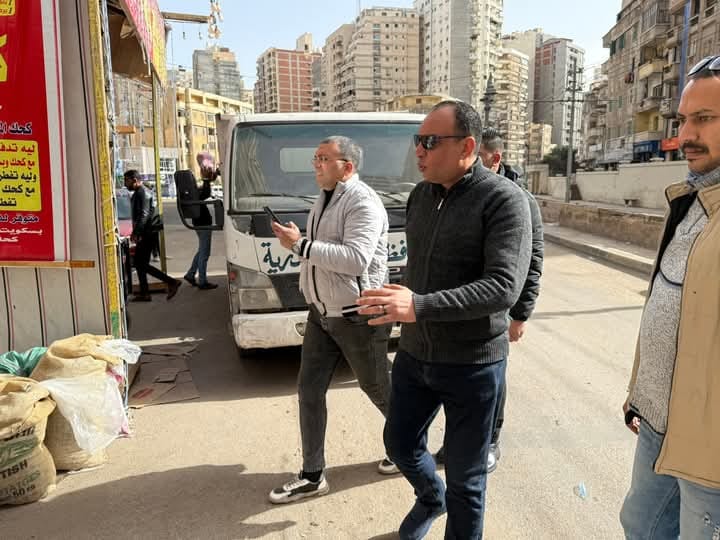 حي منتزه اول يكثيف حملات رفع وإزالة الإشغالات والتعديات، والقضاء على العشوائية