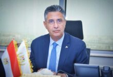 وزير التموين يعلن بدء الأوكازيون الشتوي 2026 ويستمر لمدة شهر. وزير التموين يعلن بدء الأوكازيون الشتوي 2026 ويستمر لمدة شهر. أصدر الدكتور شريف فاروق، وزير التموين والتجارة الداخلية، القرار الوزاري رقم (14) لسنة 2026 بشأن بدء التصفية الموسمية الأولى (الأوكازيون الشتوي) لعام 2026، اعتبارًا من اليوم الاثنين الموافق 9 فبراير ولمدة شهر، على أن تكون مدة التصفية لكل محل أسبوعين. تخفيضات الأوكازيون الشتوى 2026 وتضمن القرار ضرورة حصول المحال المشاركة في التصفية مسبقًا على موافقة من مديريات التموين المختصة الواقعة في نطاقها محالهم التجارية، مع الالتزام بإعلان ثمن كل سلعة معروضة للبيع خلال التصفية مقترنًا بسعرها قبل التخفيض، لضمان الشفافية وحماية حقوق المستهلك. موعد الأوكازيون الشتوى 2026 وأكد الدكتور شريف فاروق أن الهدف من الأوكازيون هو تنشيط حركة التجارة الداخلية وإتاحة الفرصة أمام المواطنين للحصول على السلع بتخفيضات حقيقية مشيرًا إلى أن التصفية تشمل محال بيع الملابس، والأدوات المنزلية، والمنتجات الجلدية (الأحذية والحقائب)، إلى جانب مختلف الأنشطة التجارية الأخرى كما وجّه مديري المديريات بتيسير الإجراءات أمام أصحاب المحال الراغبين في المشاركة، مع تكثيف الحملات الرقابية لمتابعة السلع المعروضة والتأكد من جودتها، والالتزام بالأسعار المعلنة ونسب التخفيض، بما يحقق الانضباط في الأسواق ويحافظ على حقوق المواطنين. وزير التموين يعلن بدء الأوكازيون الشتوي 2026 ويستمر لمدة شهر.