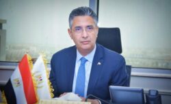 وزير التموين يعلن بدء الأوكازيون الشتوي 2026 ويستمر لمدة شهر. وزير التموين يعلن بدء الأوكازيون الشتوي 2026 ويستمر لمدة شهر. أصدر الدكتور شريف فاروق، وزير التموين والتجارة الداخلية، القرار الوزاري رقم (14) لسنة 2026 بشأن بدء التصفية الموسمية الأولى (الأوكازيون الشتوي) لعام 2026، اعتبارًا من اليوم الاثنين الموافق 9 فبراير ولمدة شهر، على أن تكون مدة التصفية لكل محل أسبوعين. تخفيضات الأوكازيون الشتوى 2026 وتضمن القرار ضرورة حصول المحال المشاركة في التصفية مسبقًا على موافقة من مديريات التموين المختصة الواقعة في نطاقها محالهم التجارية، مع الالتزام بإعلان ثمن كل سلعة معروضة للبيع خلال التصفية مقترنًا بسعرها قبل التخفيض، لضمان الشفافية وحماية حقوق المستهلك. موعد الأوكازيون الشتوى 2026 وأكد الدكتور شريف فاروق أن الهدف من الأوكازيون هو تنشيط حركة التجارة الداخلية وإتاحة الفرصة أمام المواطنين للحصول على السلع بتخفيضات حقيقية مشيرًا إلى أن التصفية تشمل محال بيع الملابس، والأدوات المنزلية، والمنتجات الجلدية (الأحذية والحقائب)، إلى جانب مختلف الأنشطة التجارية الأخرى كما وجّه مديري المديريات بتيسير الإجراءات أمام أصحاب المحال الراغبين في المشاركة، مع تكثيف الحملات الرقابية لمتابعة السلع المعروضة والتأكد من جودتها، والالتزام بالأسعار المعلنة ونسب التخفيض، بما يحقق الانضباط في الأسواق ويحافظ على حقوق المواطنين. وزير التموين يعلن بدء الأوكازيون الشتوي 2026 ويستمر لمدة شهر. 