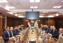 وزير العدل يصل مقر الوزارة ويباشر عمله باجتماع موسع مع مساعديه