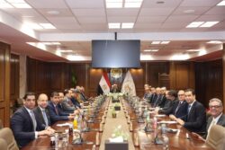 وزير العدل يصل مقر الوزارة ويباشر عمله باجتماع موسع مع مساعديه