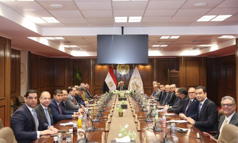 وزير العدل يصل مقر الوزارة ويباشر عمله باجتماع موسع مع مساعديه