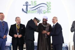 رئيس الأكاديمية العربية يكرم أحمد عمر بطل واقعة إنقاذ "مهاجر في البحر المتوسط"