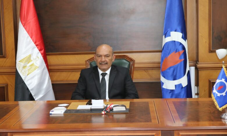 القيادات التنفيذية تستقبل محافظ السويس في أول يوم عمل بديوان عام المحافظة 